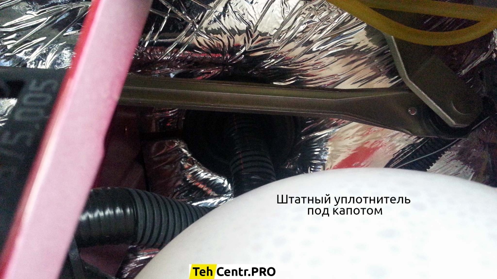 Место где можно продернуть провода из под капота (штатный уплотнитель)